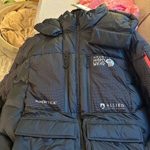 NWT Mountain Hardwear Men's Black Insulated Parka